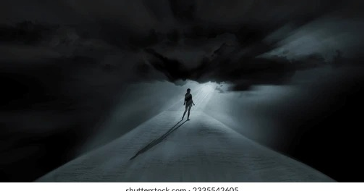 Figura solitaria en un sendero bajo un cielo nublado, proyectando una sombra larga.