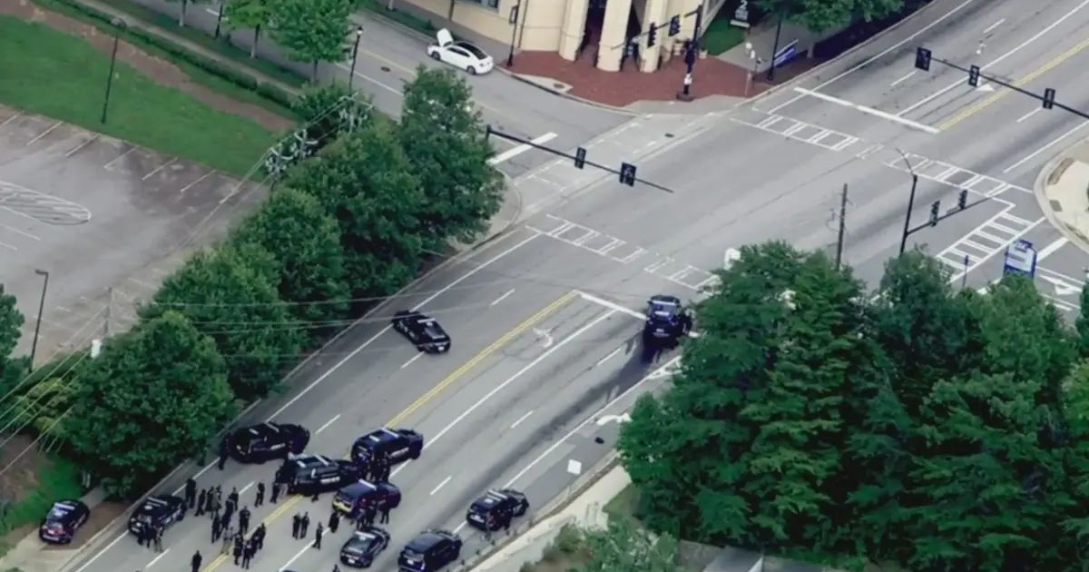 Intersección en Atlanta con operativo policial tras tiroteo cerca de Universidad Emory