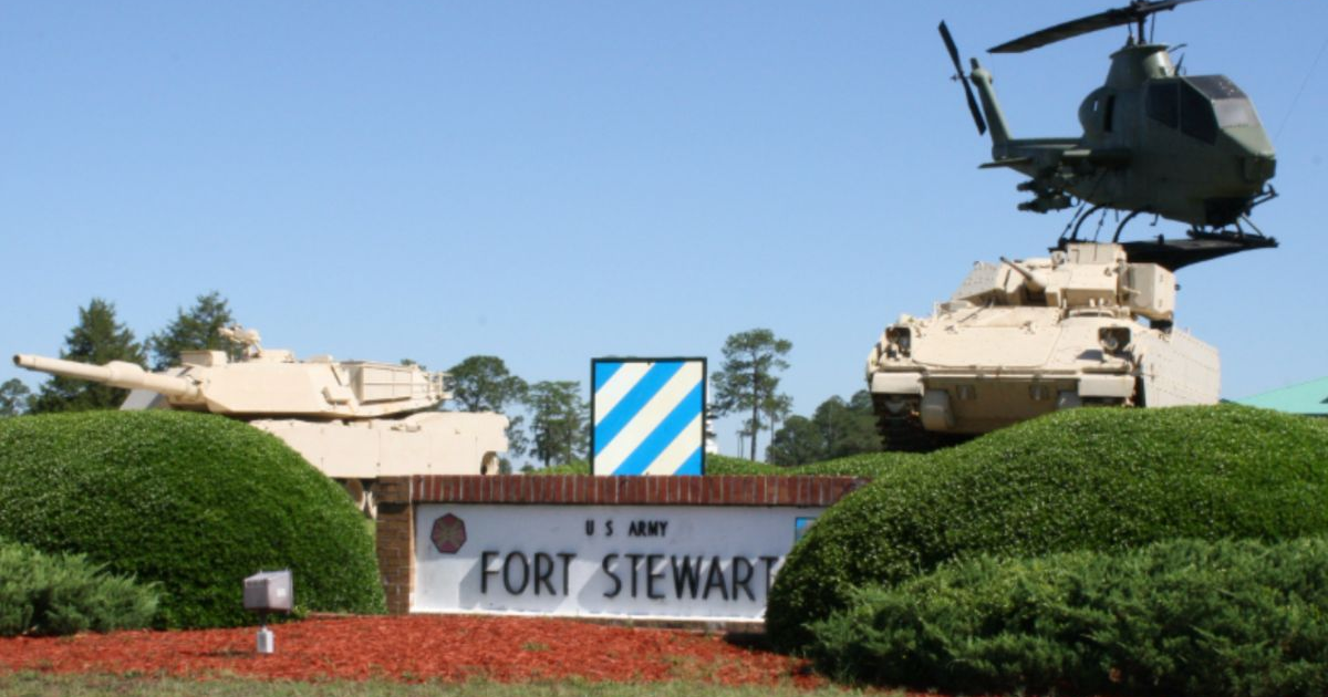 Entrada al Fuerte Stewart con tanque y helicóptero en exhibición