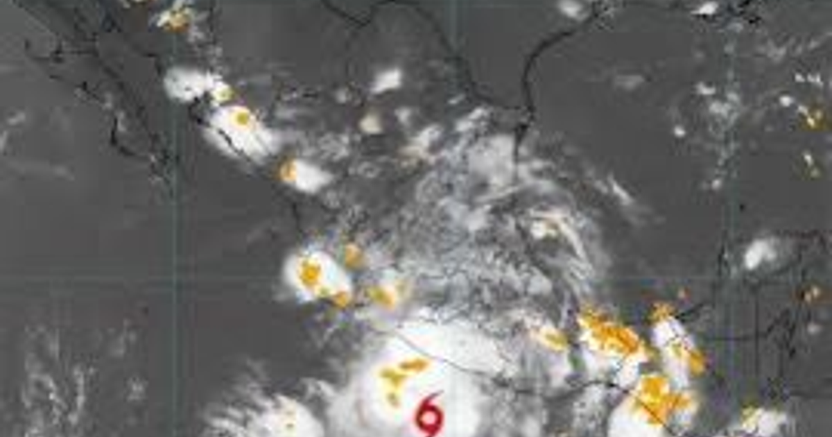 Mapa satelital de la tormenta tropical Ivo con nubes y tormentas visibles en el Pacífico mexicano.