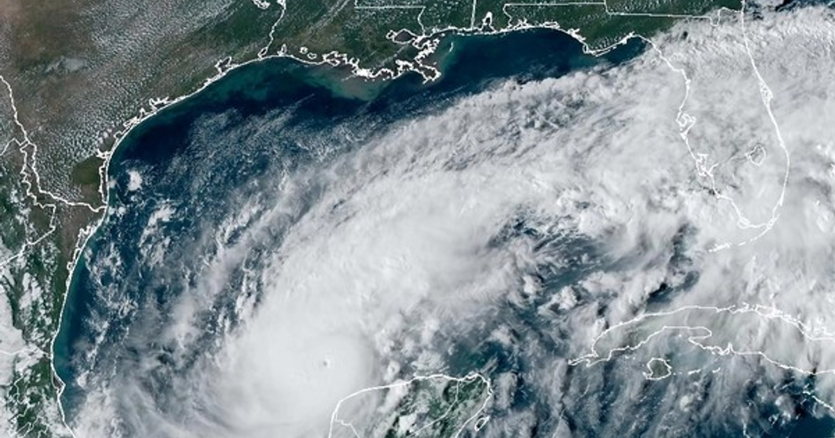 Imagen satelital del Golfo de México con sistema de tormentas y costas visibles de EE.UU. y México.