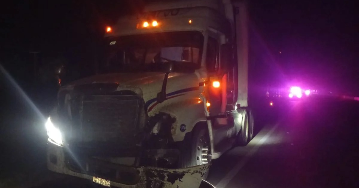 Accidente de camión en carretera México 15 con luces de emergencia y presencia policial