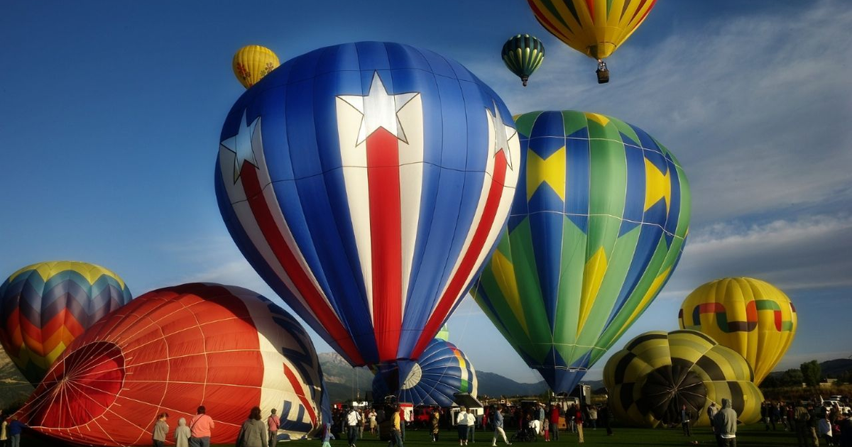 Globos aerostáticos de colores listos para despegar en el festival Tradición al Vuelo en Mocorito, Sinaloa.