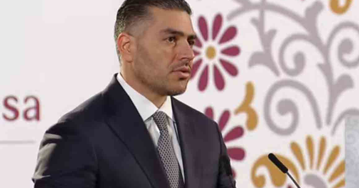 Hombre en traje formal hablando en conferencia sobre traslado de reos a Estados Unidos