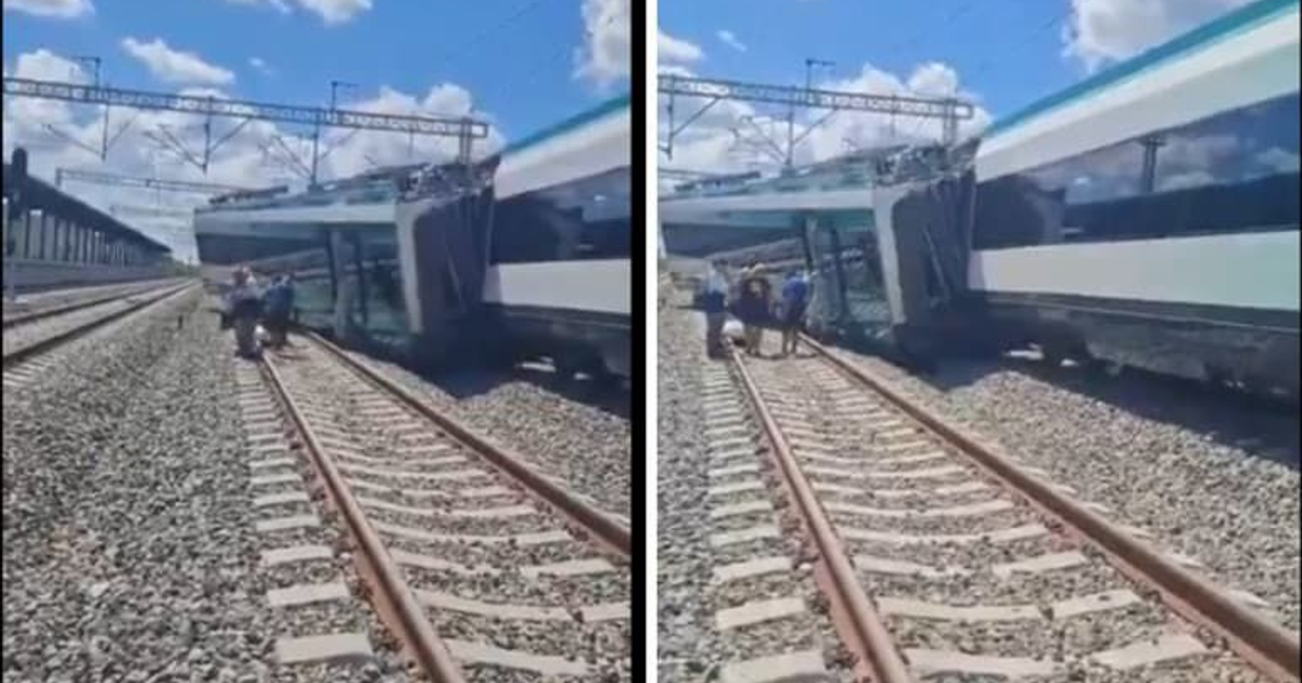 Tren Maya descarrilado en Izamal con personas alrededor evaluando la situación.