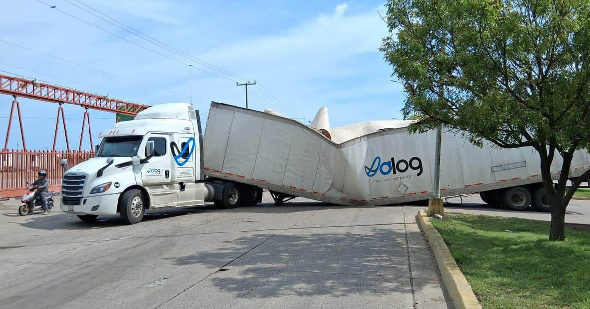 Tráiler con remolque doblado en accidente en Mazatlán