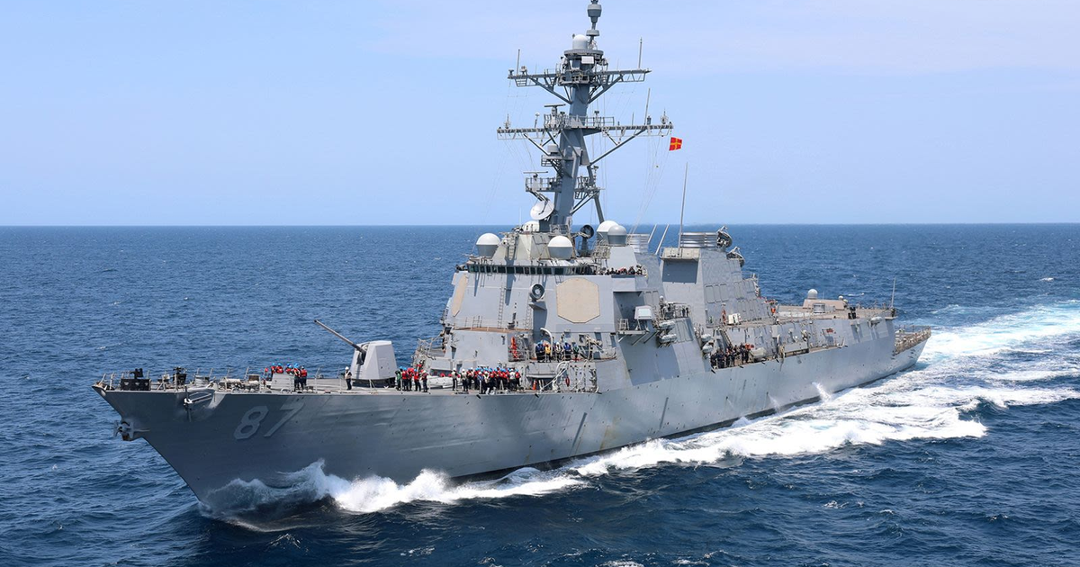 Destructor naval en el mar con personal en cubierta, vinculado al incidente del USS Higgins en el Mar del Sur de China.