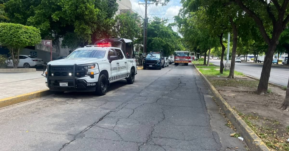 Calle en Culiacán con vehículos de emergencia durante operativo por robo de Nissan Sentra 2023.