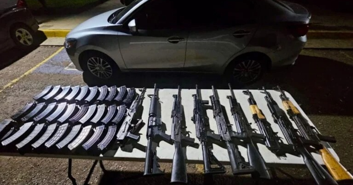 Armas de fuego y cargadores decomisados en vehículo robado en Bellavista, Culiacán.