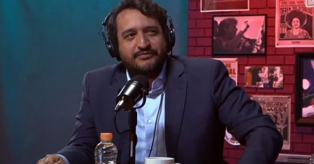 Hombre con auriculares en estudio, relacionado con espionaje político en Tokio.