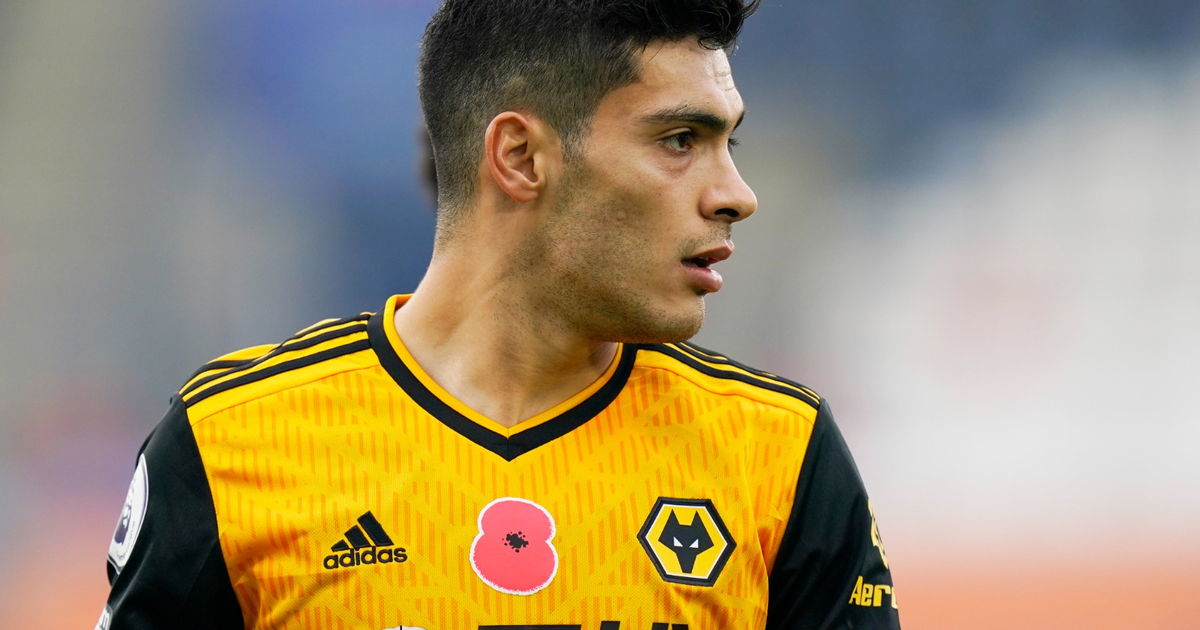 Victor Boniface en el campo, con camiseta amarilla, concentrado en el juego.