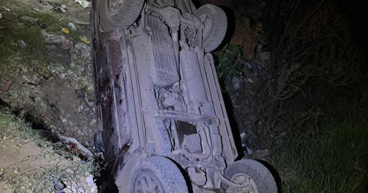 Jeep Grand Cherokee volcado en un área desordenada en Los Mochis