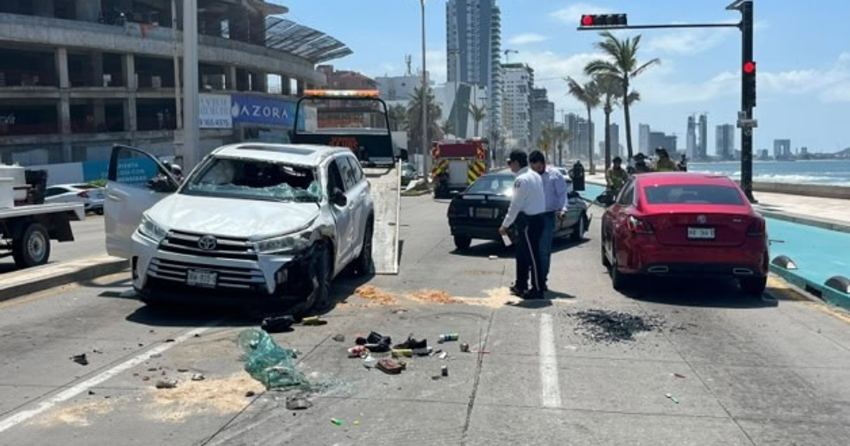 Accidente de tráfico en Mazatlán con SUV volcado y camión de remolque presente
