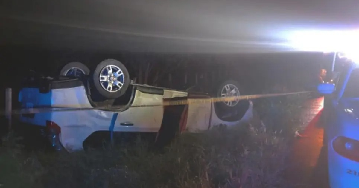 Camioneta volcada en carretera México 15 con luces de emergencia y cinta amarilla