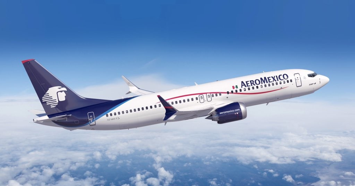 Avión Boeing 737 MAX de Aeroméxico en vuelo sobre nubes.