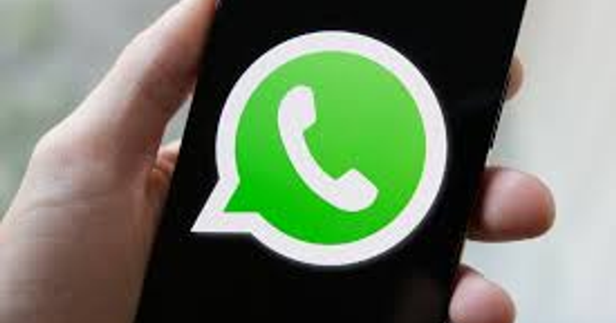 Teléfono móvil con logo de WhatsApp para emergencias en Mazatlán