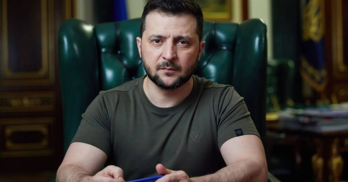 Persona sentada en silla verde con camiseta oscura, relacionada con tensiones Ucrania-Rusia.