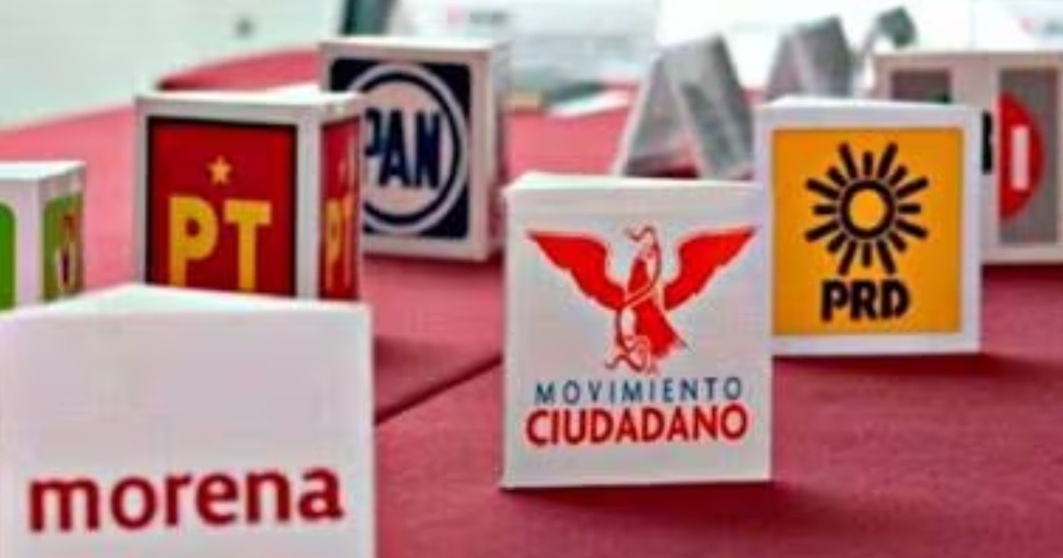Cajas con logotipos de partidos políticos mexicanos sobre una mesa.