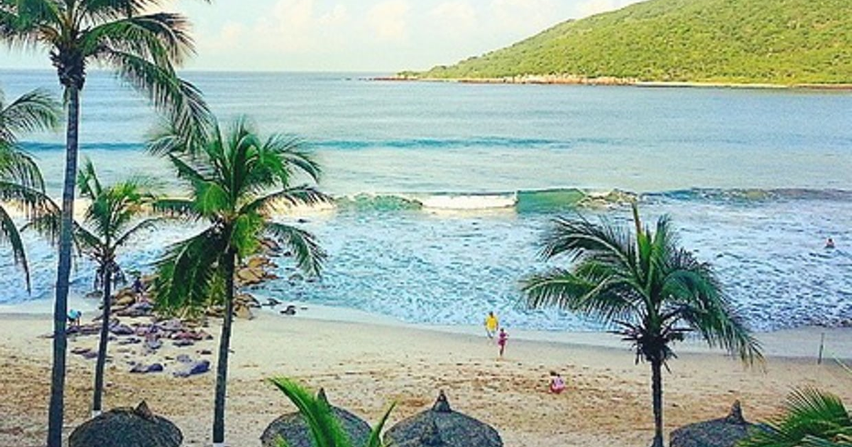 Playa tropical en Mazatlán con palmeras y mar tranquilo