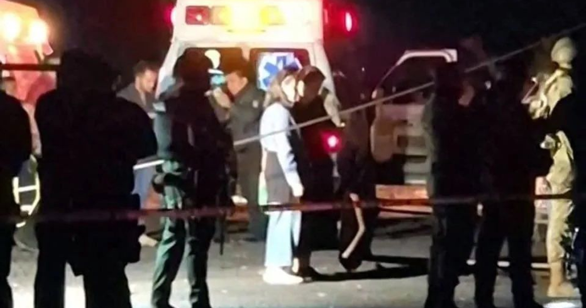 Rescate nocturno de mineros atrapados en Sabinas, Coahuila, con presencia de servicios de emergencia.