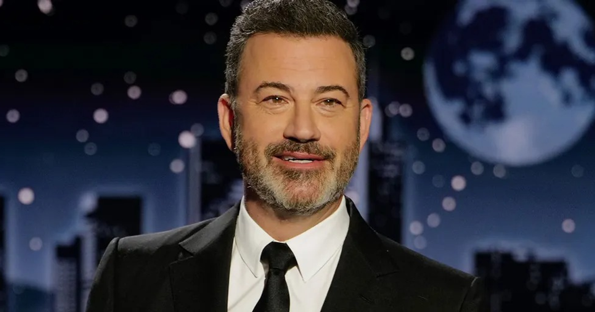 Persona con atuendo formal en un evento de entretenimiento, relacionado con la suspensión de Jimmy Kimmel Live!