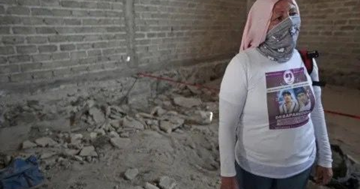 Mujer con camiseta de desaparecidos en sitio de escombros en Teuchitlán, Jalisco