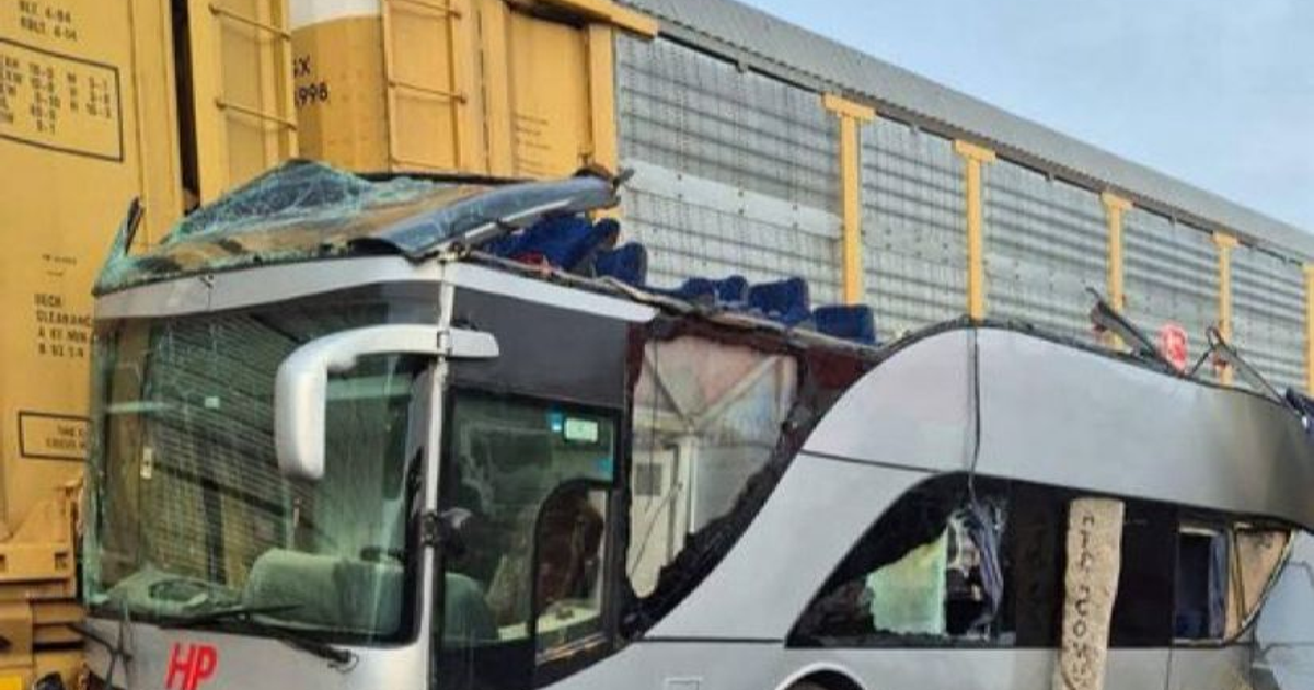 Autobús dañado tras colisión con tren en Atlacomulco, México