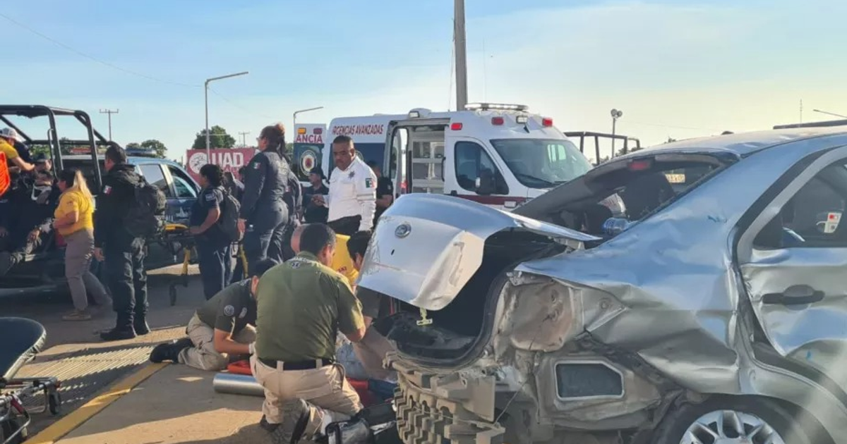 Accidente de tráfico en Mazatlán con servicios de emergencia y vehículo dañado