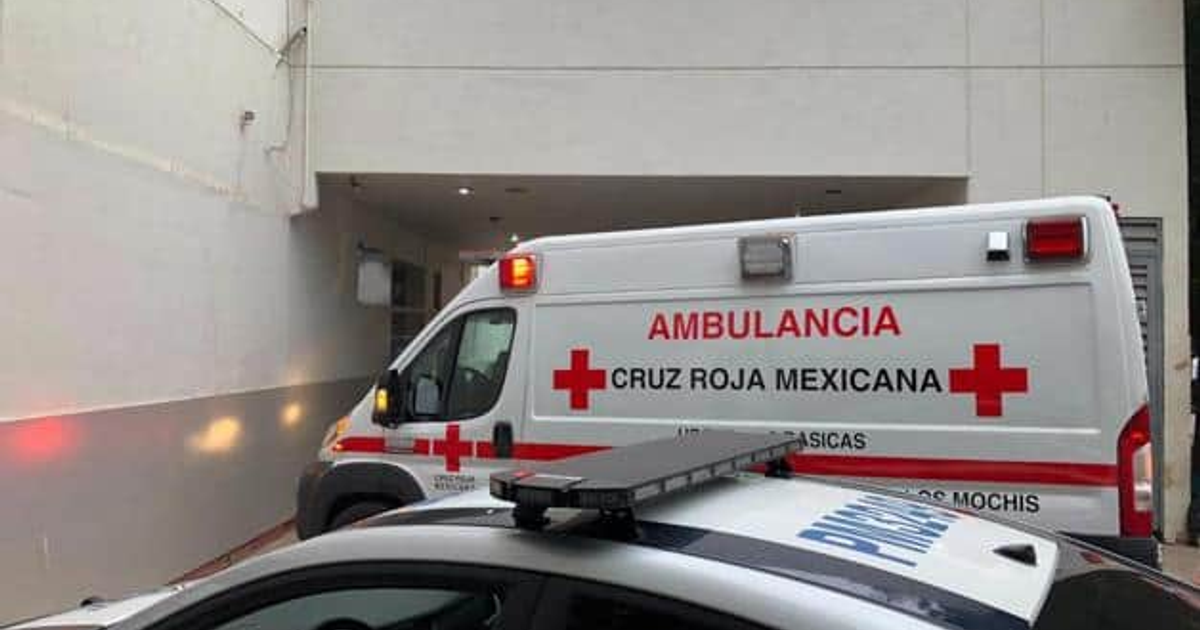 Ambulancia de la Cruz Roja Mexicana y vehículo de policía en entorno urbano