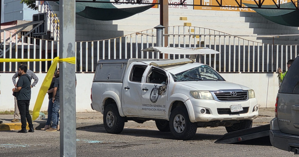 Camioneta de Servicios Periciales volcada en Los Mochis tras accidente con Chevrolet Aveo.