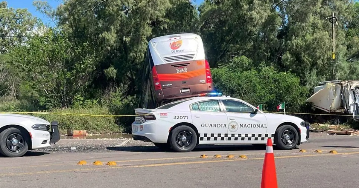 Accidente de autobús volcado en Mazatlán con presencia de la Guardia Nacional
