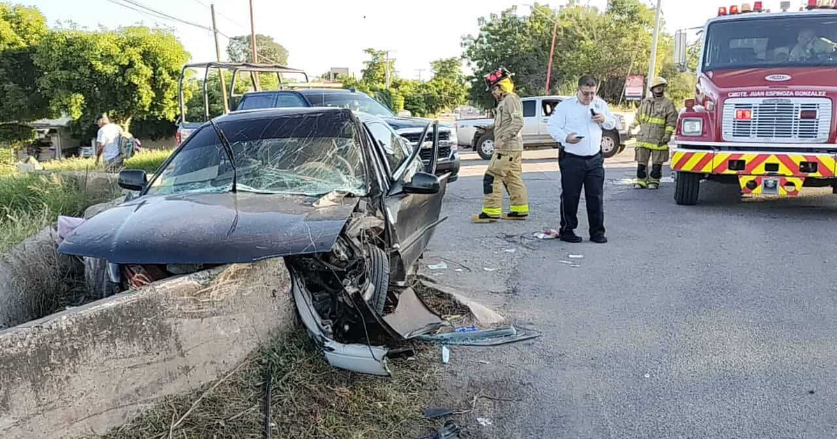 Accidente de coche negro en carretera Guamúchil–Angostura con bomberos presentes