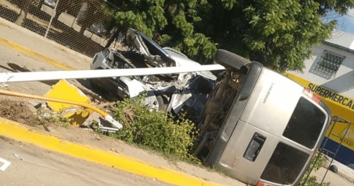 Accidente vehicular en La Cruz, Sinaloa, con una vans volcada y un automóvil dañado.