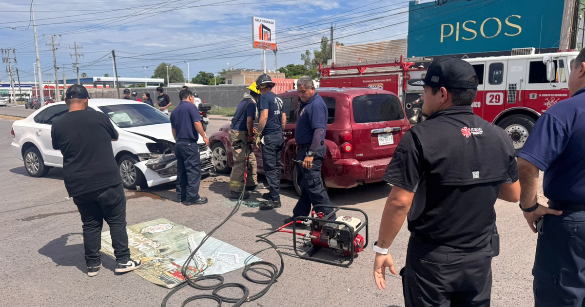 Accidente automovilístico en Los Mochis con vehículos dañados y personal de emergencia presente.