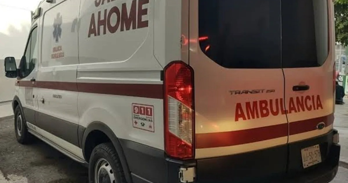 Ambulancia blanca con franjas rojas de SUMMA en Ahome, Sinaloa