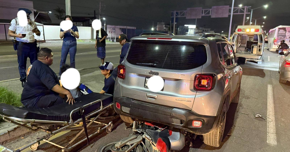 Accidente de tránsito en Libramiento Colosio, Mazatlán, con SUV gris y motocicleta caída