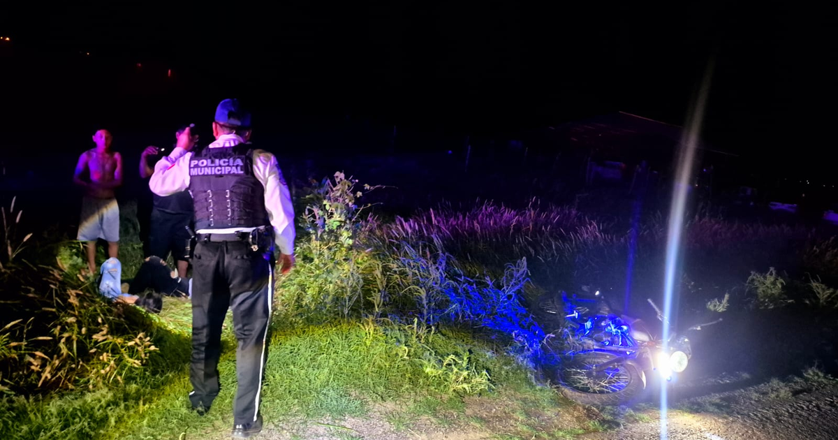Oficial de policía en escena de accidente nocturno de motocicleta en Guasave