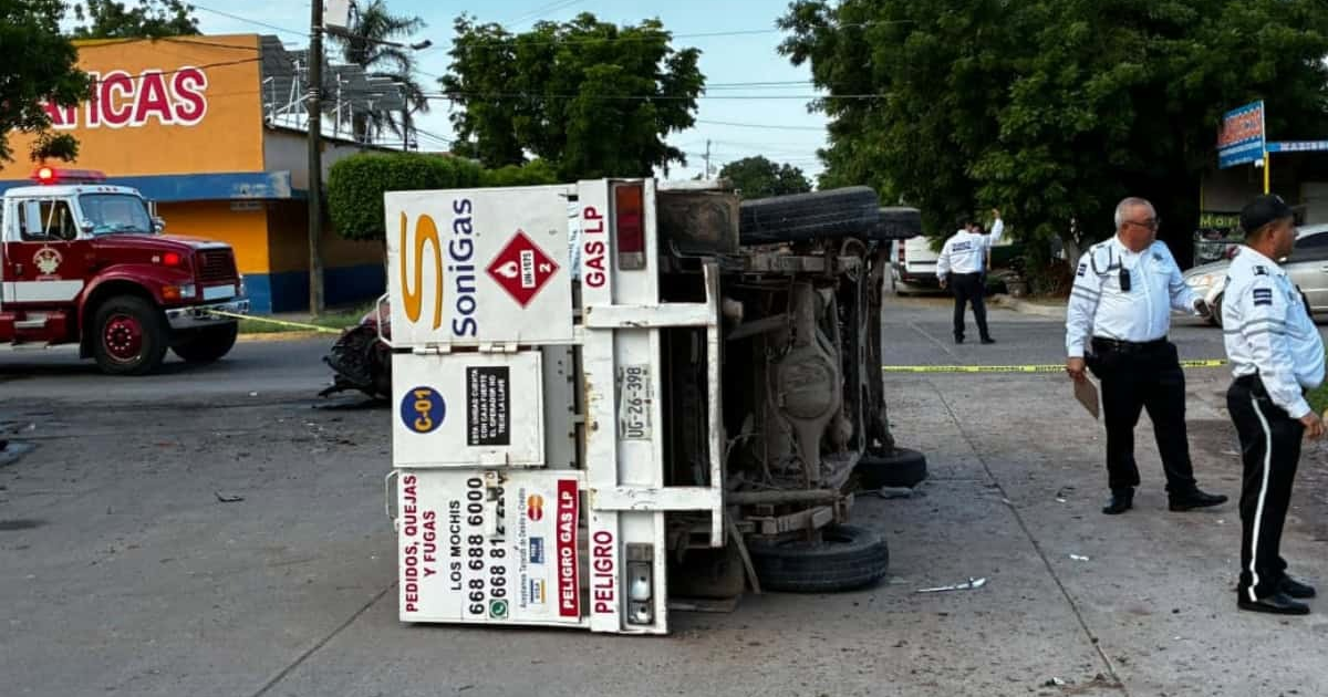 Camión de gas volcado en Los Mochis con camión de bomberos y autoridades en la escena