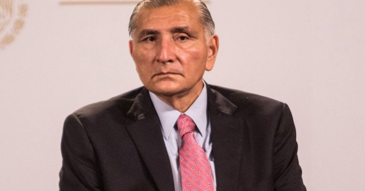 Hombre de mediana edad en traje oscuro y corbata rosa, relacionado con la investigación de La Barredora en Tabasco.