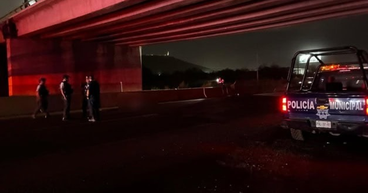 Policía Municipal en escena nocturna de investigación en carretera México 15