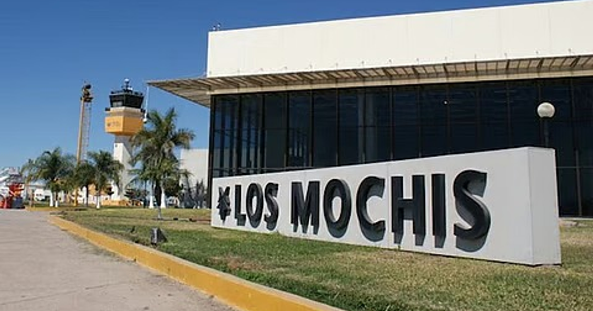 Terminal del Aeropuerto Internacional de Los Mochis con torre de control y cielo despejado