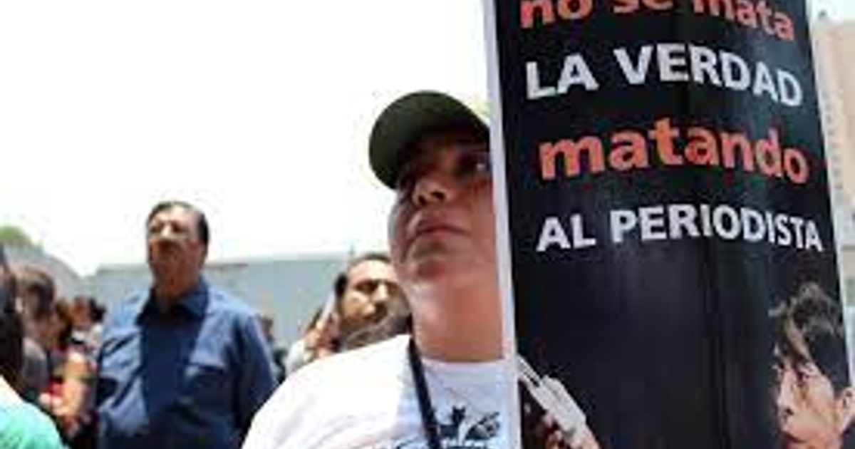 Persona en protesta sosteniendo cartel sobre libertad de prensa en Sinaloa