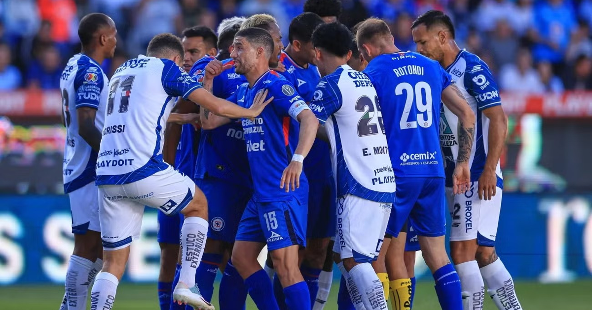 Jugadores de Cruz Azul y Pachuca discuten en el campo tras una jugada polémica.