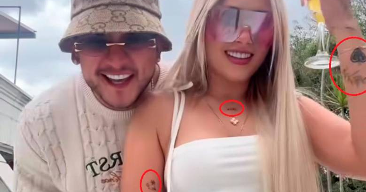 Angie Miller y amiga sonriendo al aire libre, una con camiseta clara y gorra, otra con blusa blanca y cabello rubio.