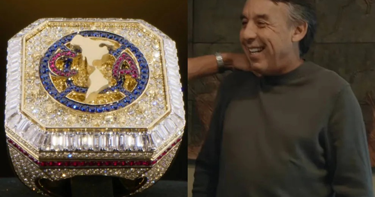 Anillo de tricampeonato del Club América en oro y piedras preciosas junto a Emilio Azcárraga Jean.