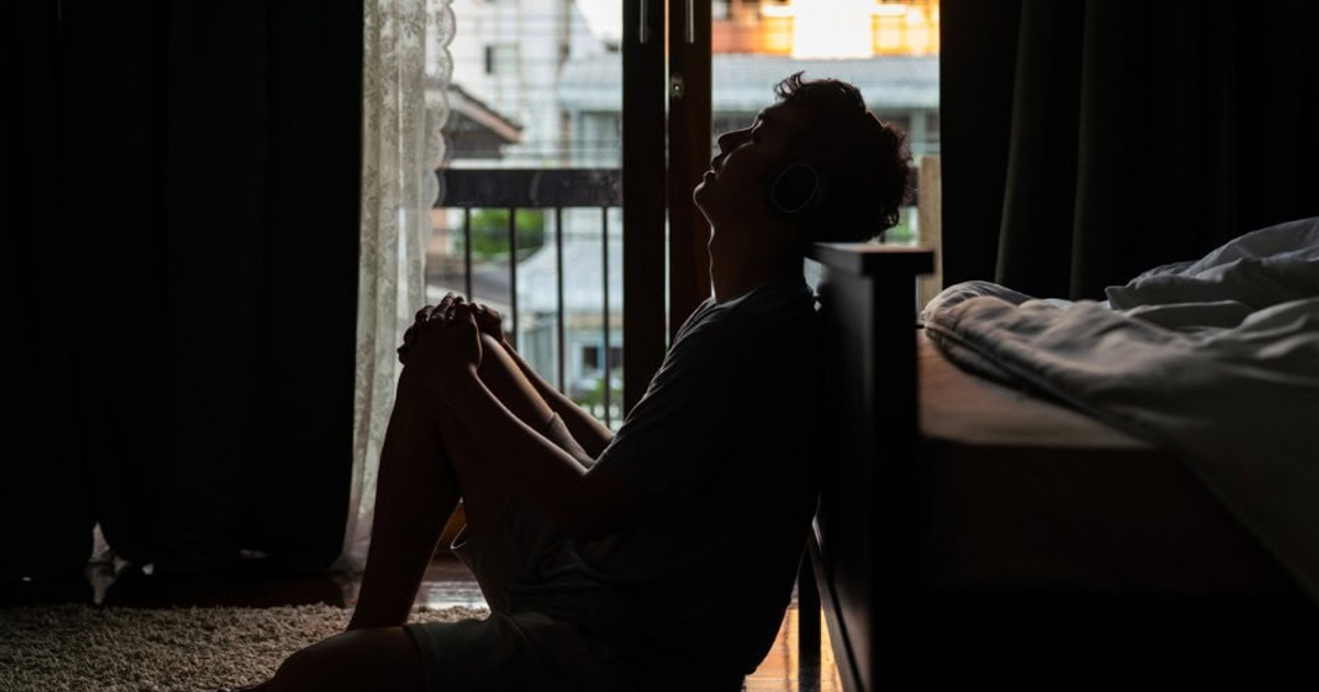 Joven reflexionando en su habitación, simbolizando la ansiedad juvenil en Culiacán.