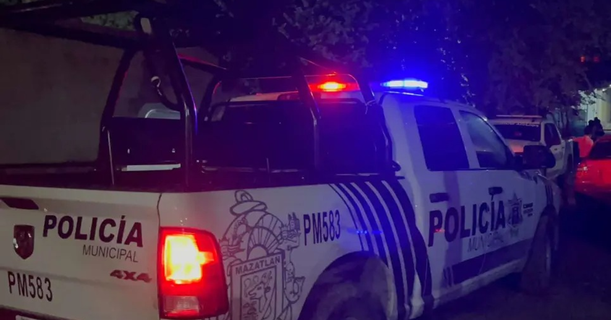 Camioneta de policía municipal con luces encendidas en calle nocturna de Mazatlán