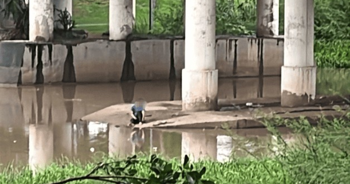 Entorno natural cerca del puente Aquiles Serdán con persona interactuando con el agua, relacionado con rescate en Culiacán.