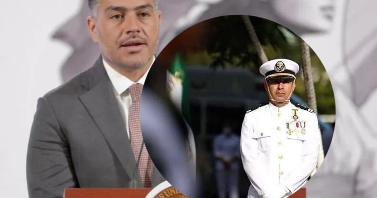 Conferencia de prensa sobre aseguramiento de hidrocarburo en México con un oficial de la armada presente.