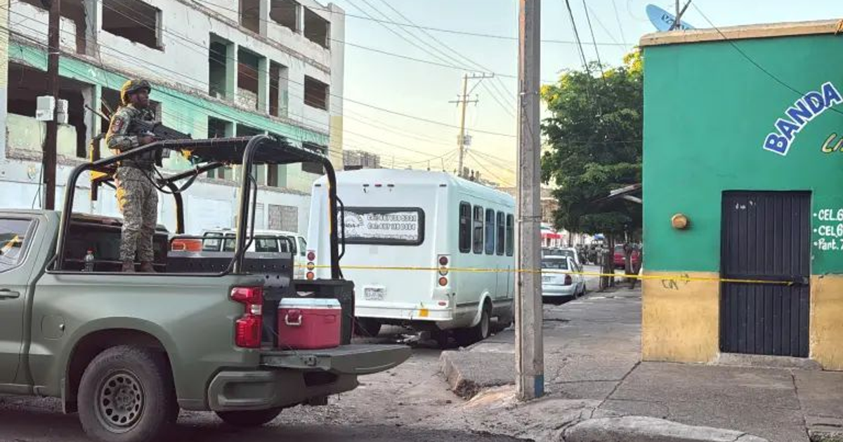 Vehículo militar con soldado en Culiacán tras homicidio de Santiago 'El Chichi'.